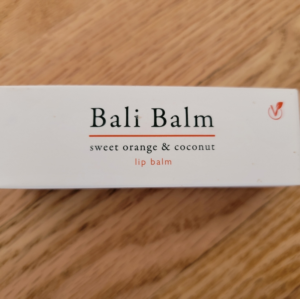 Filled with exotic coconut and sweet orange extracts, this silky-smooth balm is